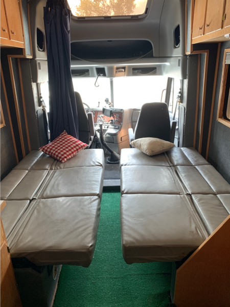 Freightliner Toter Home