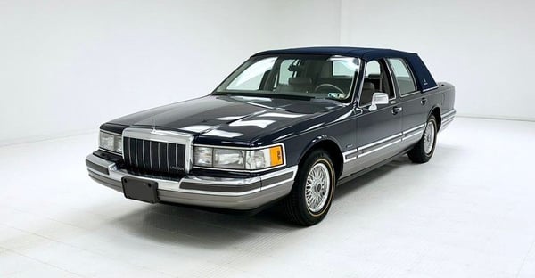 1990 Lincoln Town Car Signature Series Sedan  for Sale $18,900 