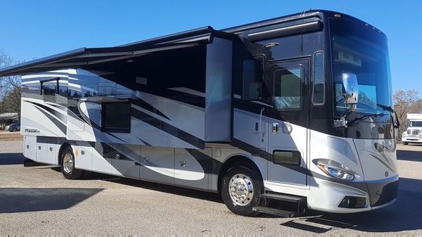2018 Tiffin Phaeton 40' 4 Slides Bath & Half 450HP Cummi