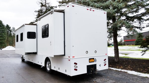 2008 Rare Pony Express on an M2 Freightliner Chassis 37'