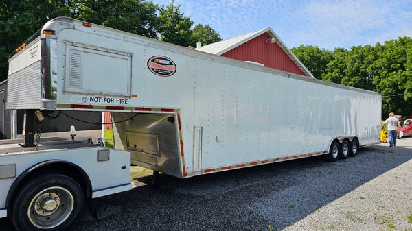 2005 45 Ft Haulmark w/ generator, power jack, on-board air 