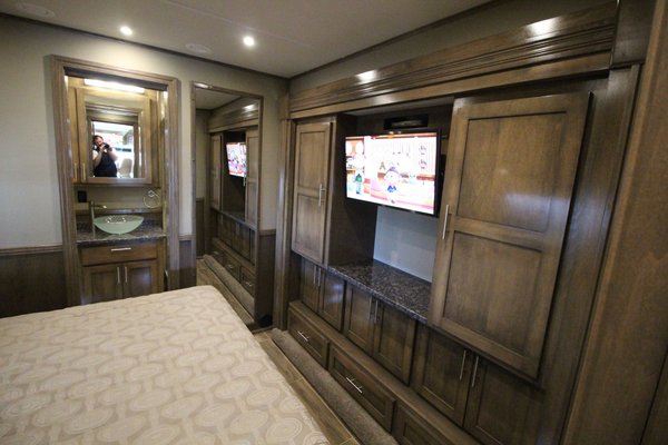 2019 Showhauler 1.5 Bath w/ Bunks 600HP