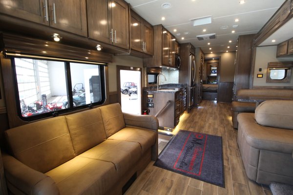 2019 Showhauler 1.5 Bath w/ Bunks 600HP