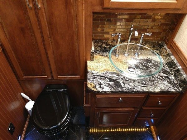 2016 Showhauler 45' 3-Slides Motorhome/Toterhome Peterbilt C