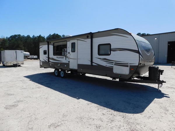 2018 Wildwood Forest River 27RKSS Camper with Rear Kitchen    for Sale $19,995 