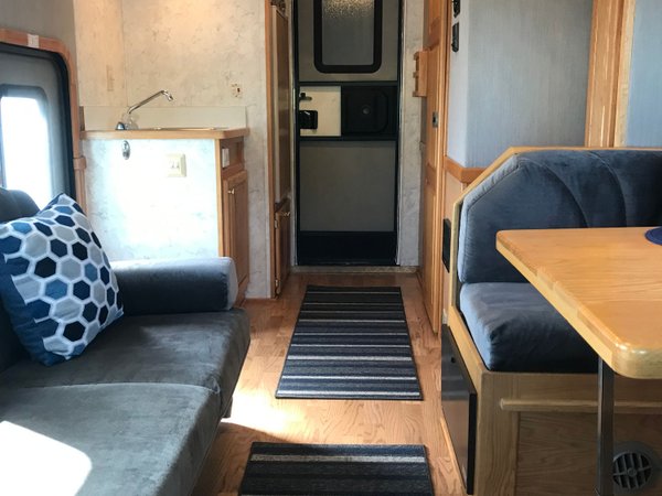 2001 Freightliner United 1410 Garage Unit for Sale $74,990