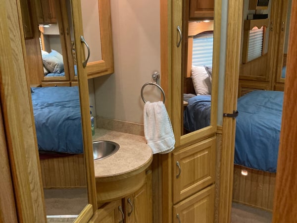 2008 United 35' Freightliner Columbia  for Sale $205,000 