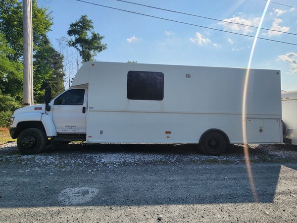 2005 Chevrolet C5500 limo/party bus/motorhome   for Sale $40,000 