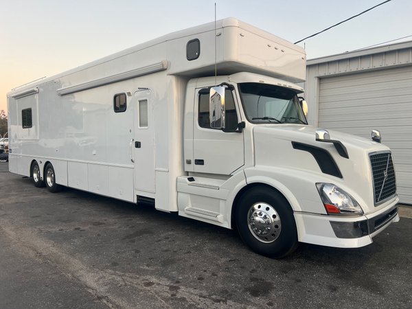2014 Showhauler 45’ Motorcoach 