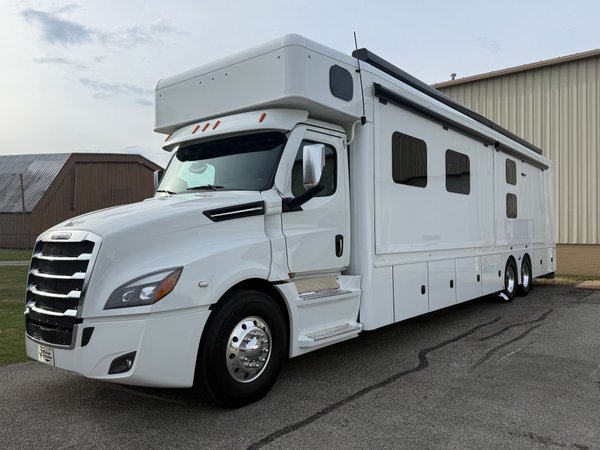  2026 ShowHauler Bunkbed Motorcoach w/2 Full Baths 
