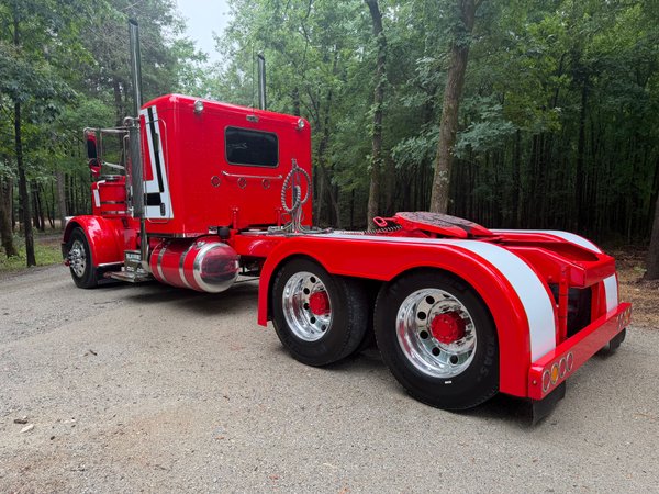 Peterbilt 389 Flattop Cat powered Nice Pete