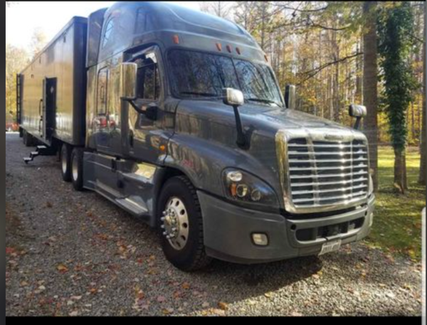 2016 Freightliner and 53ft trailer with living quarters