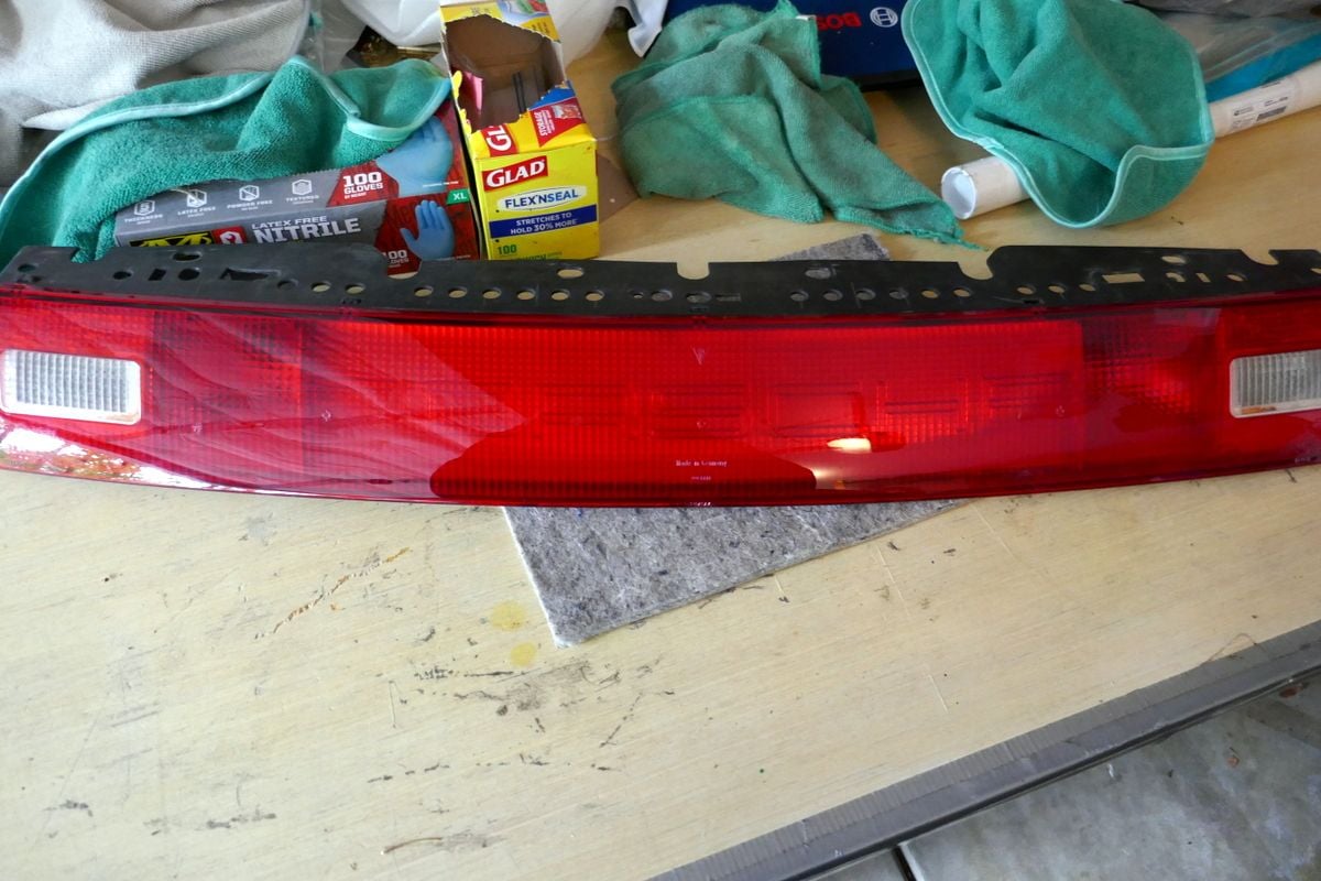 Lights - 993 center section of tail lights $50. + shipping (about $35. US only) - Used - 1994 to 1998 Porsche Carrera - Charlotte, NC 28269, United States