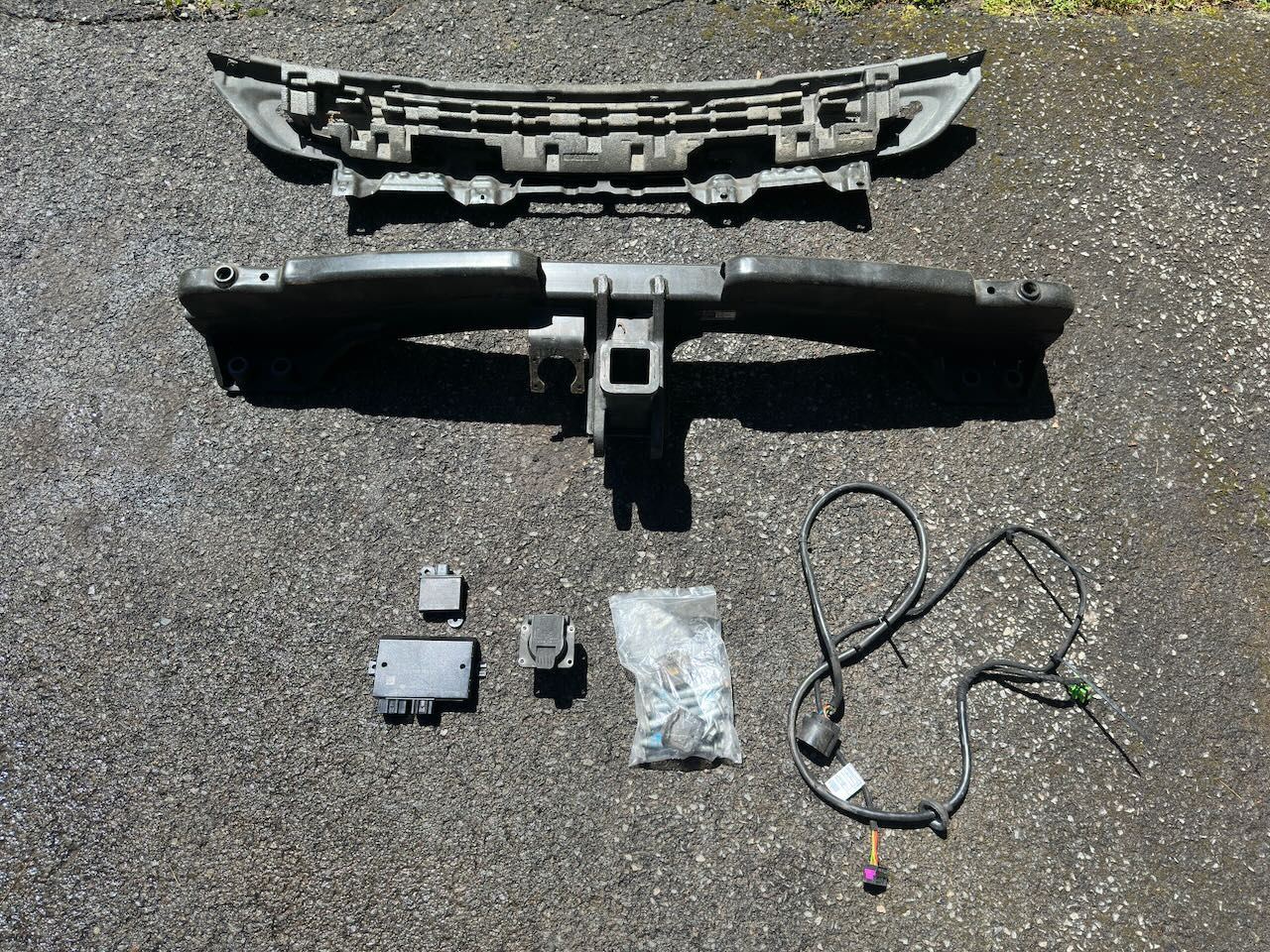 Accessories - Porsche Cayenne 955 or 957 Gen OEM Trailer Hitch, Controller and Plug - Used - 2004 to 2010 Porsche Cayenne - Glen Spey, NY 12737, United States