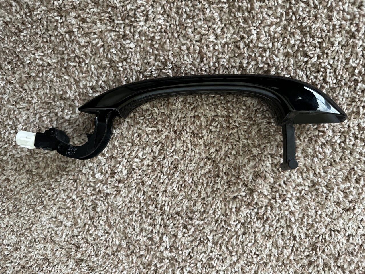 Exterior Body Parts - 2015-2021 PORSCHE MACAN - LEFT Exterior DOOR Handle 95B837205A - HAS A SCUFF - Used - 2015 to 2021 Porsche Macan - Charles Town, WV 25414, United States