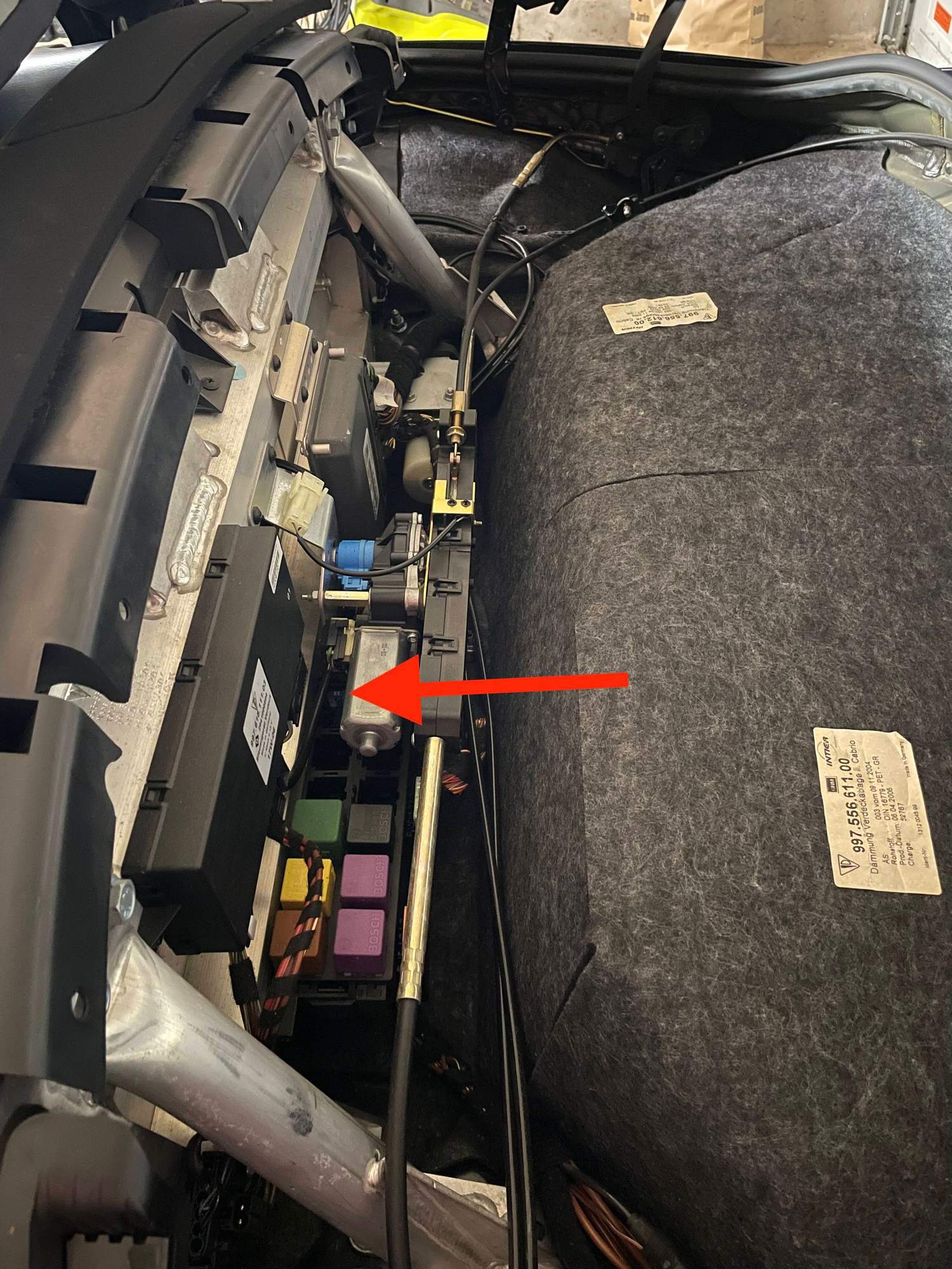 Which fuse controls the engine compartment fan on 997.1 Cabriolet