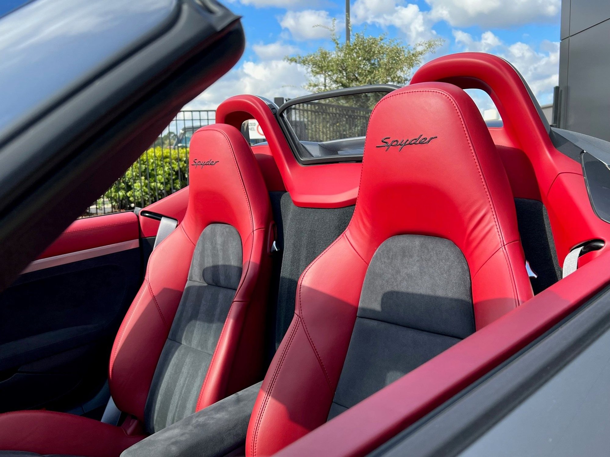 2016 Porsche Boxster - 2016 GT Silver Boxster Spyder (STUNNING SPEC!) - Used - VIN WP0CC2A87GS152618 - 12,608 Miles - Houston, TX 77090, United States