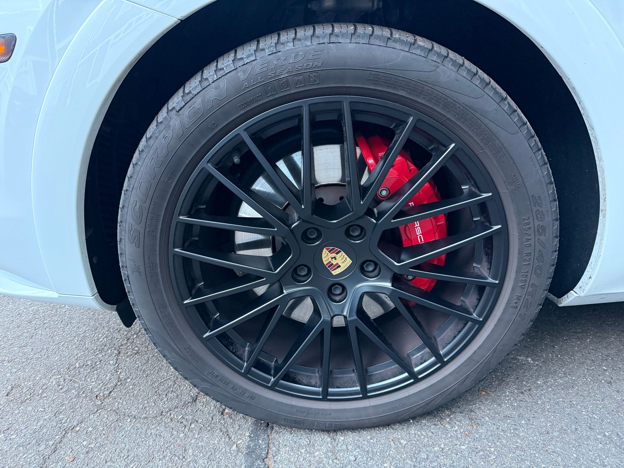 2022 Porsche Cayenne - 2022 Cayenne Coupe GTS White, Graphite/Chalk Interior, Premium, Assistance & More - Used - VIN WP1BG2AY8NDA55735 - 30,500 Miles - 8 cyl - AWD - Automatic - SUV - White - Boston, MA 02129, United States