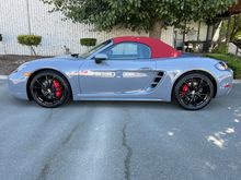 Red drop top and matching caliper paint on this stunning Boxter.