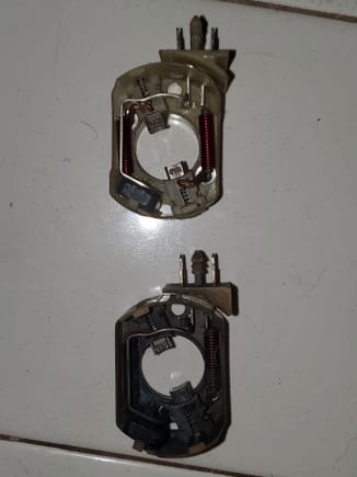 The only visible difference is in the plastic piece that sticks out and acts as the base of the connector. The new one (above) has some material removed. Weight savings! 