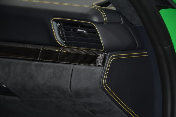 Air vents and slats in leather, with yellow stitching 