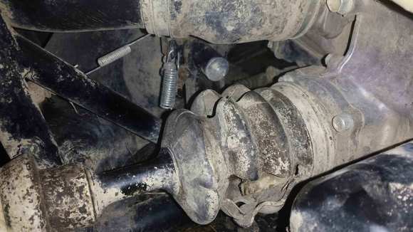Front propeller (U-Joint) torn boot