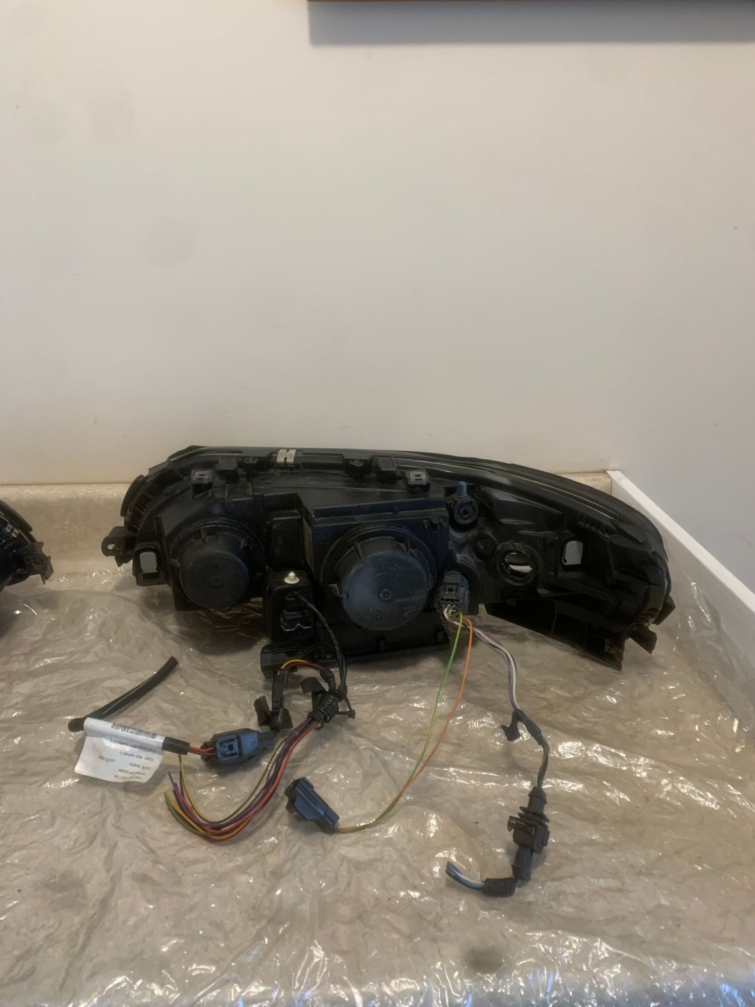 Lights - Xenon headlight assemblys - Used - 2001 to 2005 Volvo V70 - Bridgewater, MA 02324, United States
