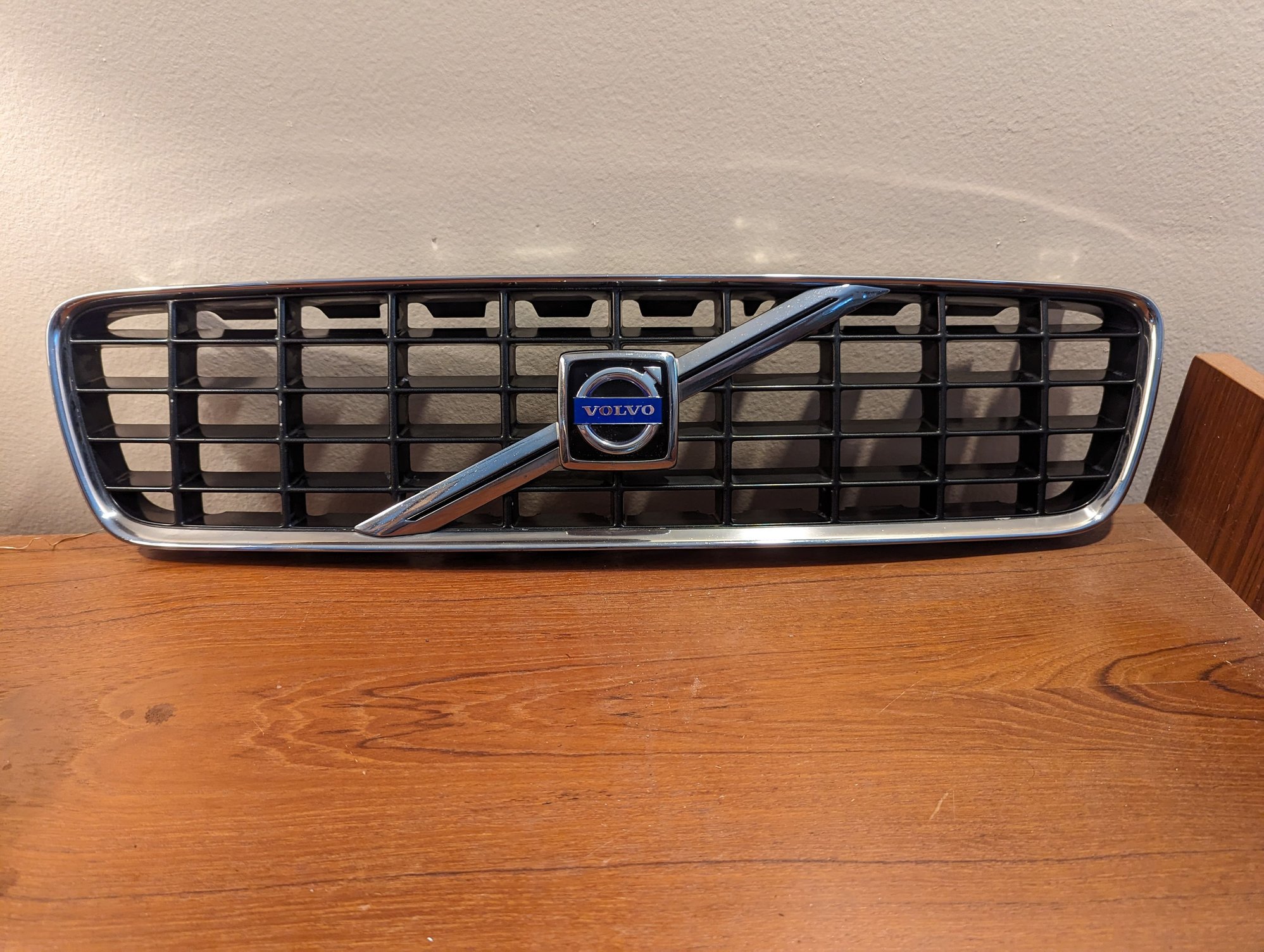 Exterior Body Parts - S60 grille oem - Used - 2001 to 2004 Volvo S60 - Detroit, MI 48238, United States