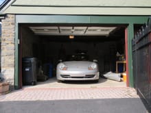 Eine garage ohne Porsche 911 ist doch ein odes, leeres Loch!  (A garage without a Porsche 911 is just a dull, empty space!)