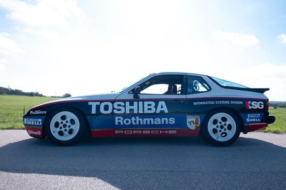 Side shot in the shade detailed the Toshiba ISG livery from 1989/1990 seasons intact.