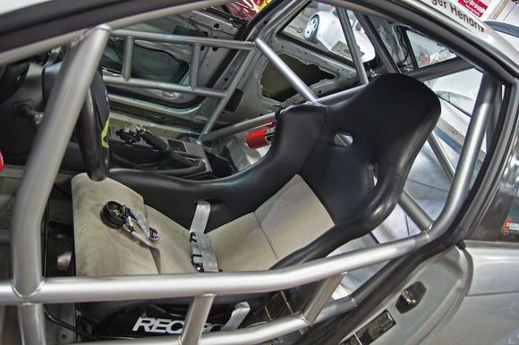 With the cage complete, it was time for the Recaro Pole Position to fit back in