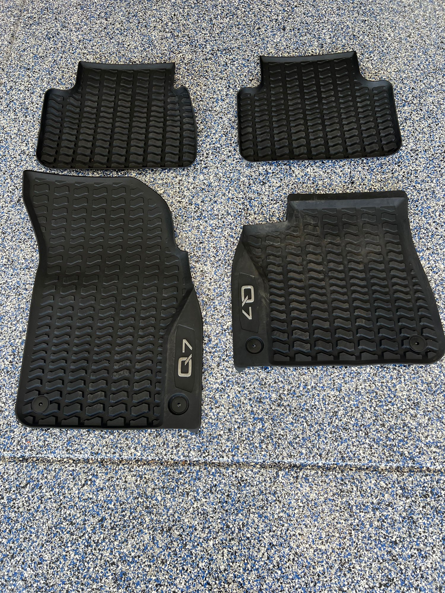 Audi Q7 rubber (winter) mats, 4 piece set (front and rear) AudiWorld