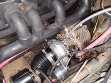 Attach the oil feed line before installing the intake manifold. Be sure to install the intake hose and hot charge pipe.




