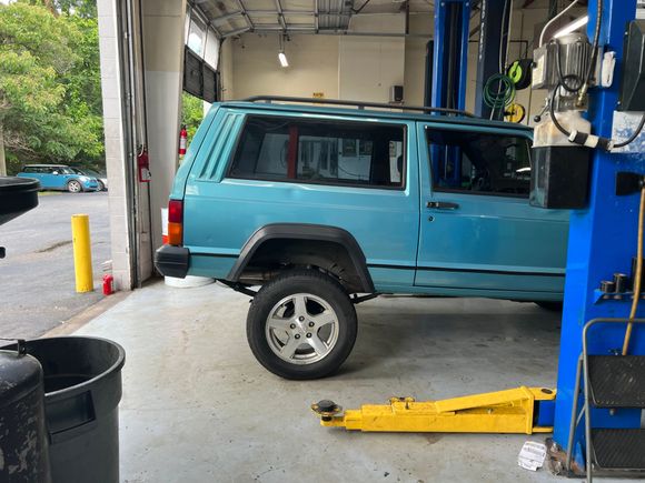 Rear right after new leaf springs. Don’t worry, it’s not that tilted to the front. The camera didn’t really capture that. 