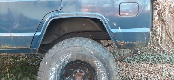 work 35s with ~5in of lift, axle shifted reardward via perches