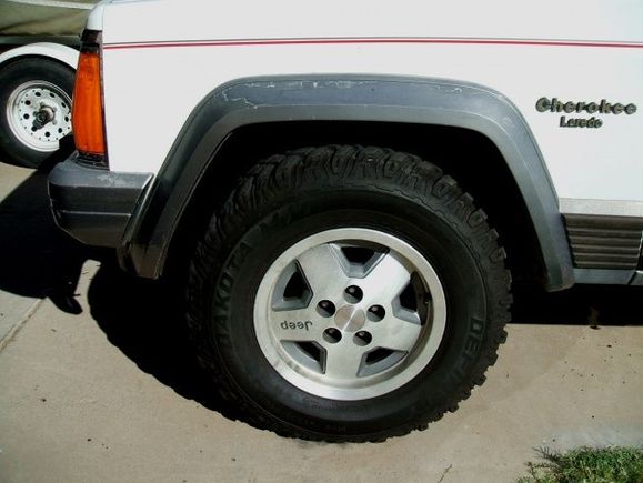 This is what was on it when we bought it. Cooper's Dakota Definity MTs 235/75/R15. I'll flip these along with the rims on Craigslist.