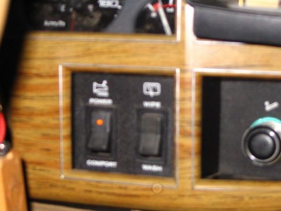 rear wiper switch turns on solinod for aux. bat.
