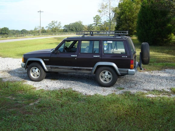 My blank canvas if you will. 1991 Cherokee Laredo.....after the Detours tirecarrier and BVG roof rack install.
