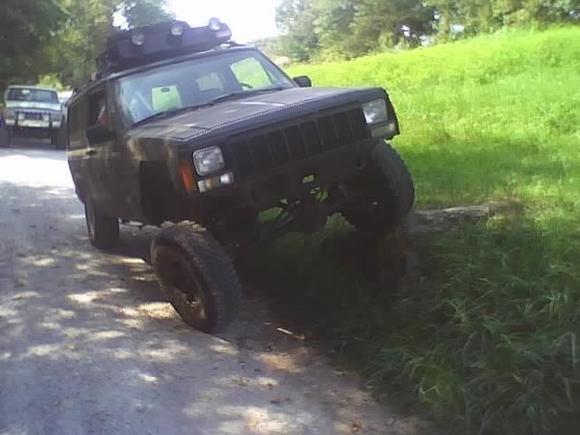showing my buddy in the background how real jeeps flex
