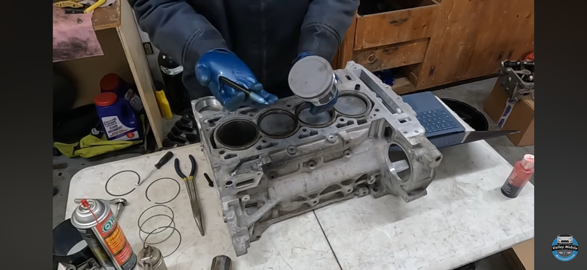 In this you can see the 2.2 piston is a dish like design to make room for the valves, this is a non VVT block
