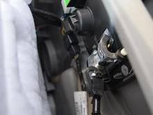 The cable connects here at the interior handle, most common place it breaks or isn’t reinstalled correctly 