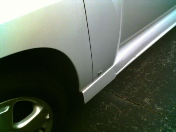 These photos it appears the skirts are applied over the non running boards 
