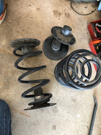 Hellshotrod sent me these FE5 rear springs , to lower the rear of the BlackSwan 