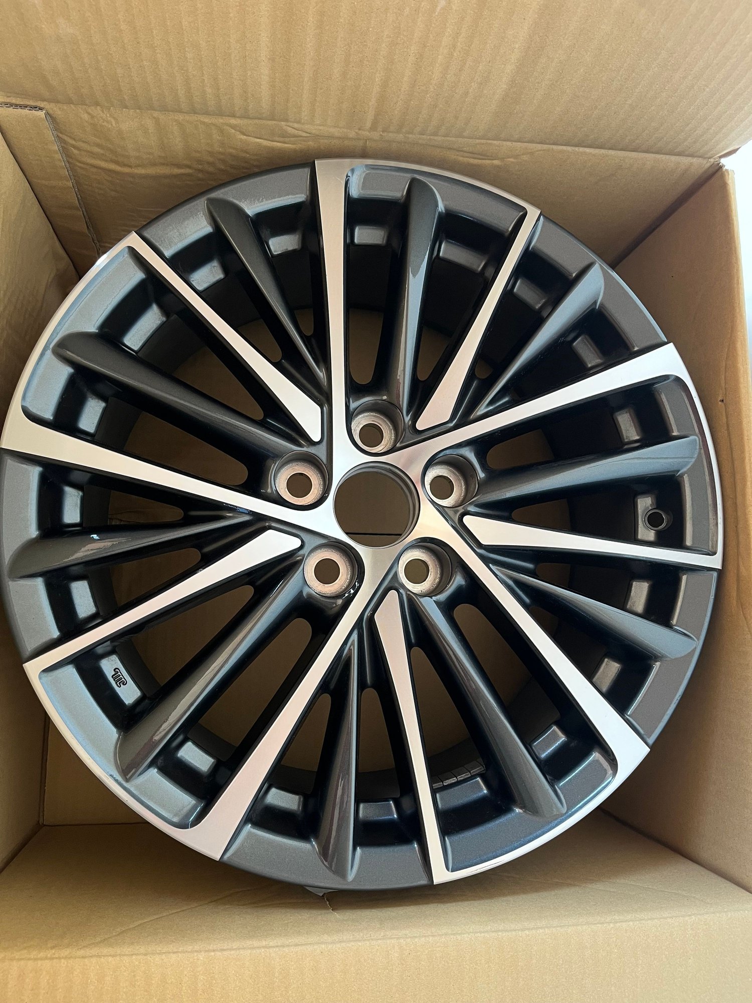 Wheels and Tires/Axles - Lexus OEM ES 18” Take-Off Wheels - Used - -1 to 2026  All Models - Lodi, CA 95240, United States
