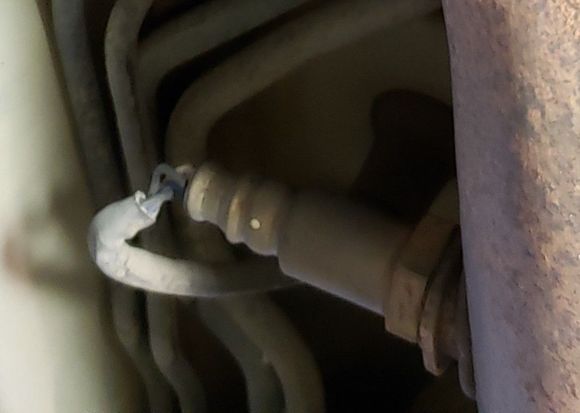 My right/passenger-side O2 sensor.  Clearly no shield/sink.  (sorry for focus)