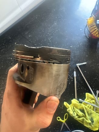 and here’s the piston, pretty interesting to see since it still actually ran pretty good with about 80 psi compression, while that compression is terrible just look at those rings