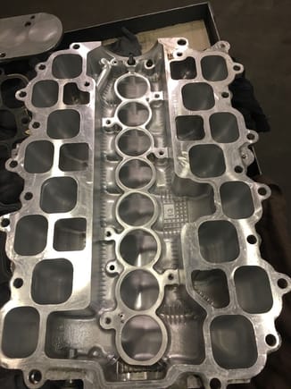 Upper intake manifold plenum.
Block off plate covers the 8 inline butterfly valve ports to direct  extrude hone material through entire runner length...without plate extrude honing material would bypass low speed  RPM runners and shortcut  through these high RPM runners.