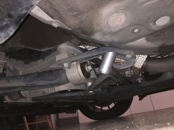 Front suspension member brace