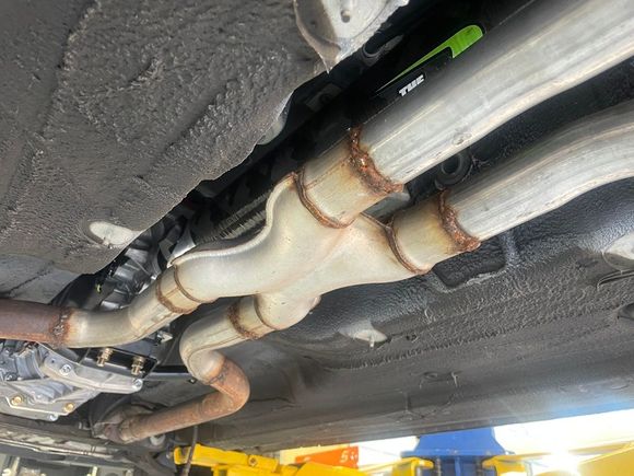A better view of the single X pipe used on this custom system