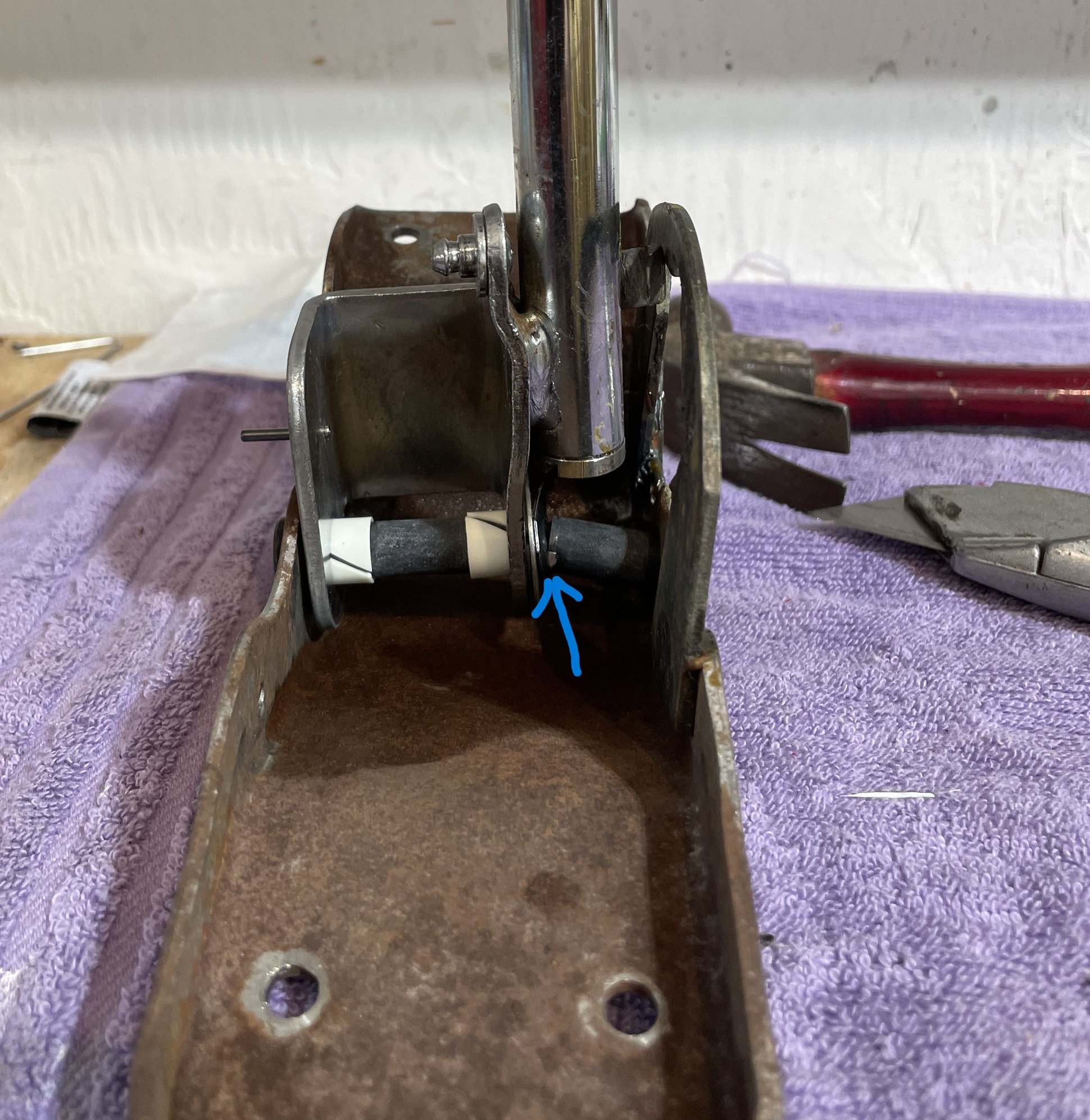 Bent pivot pin